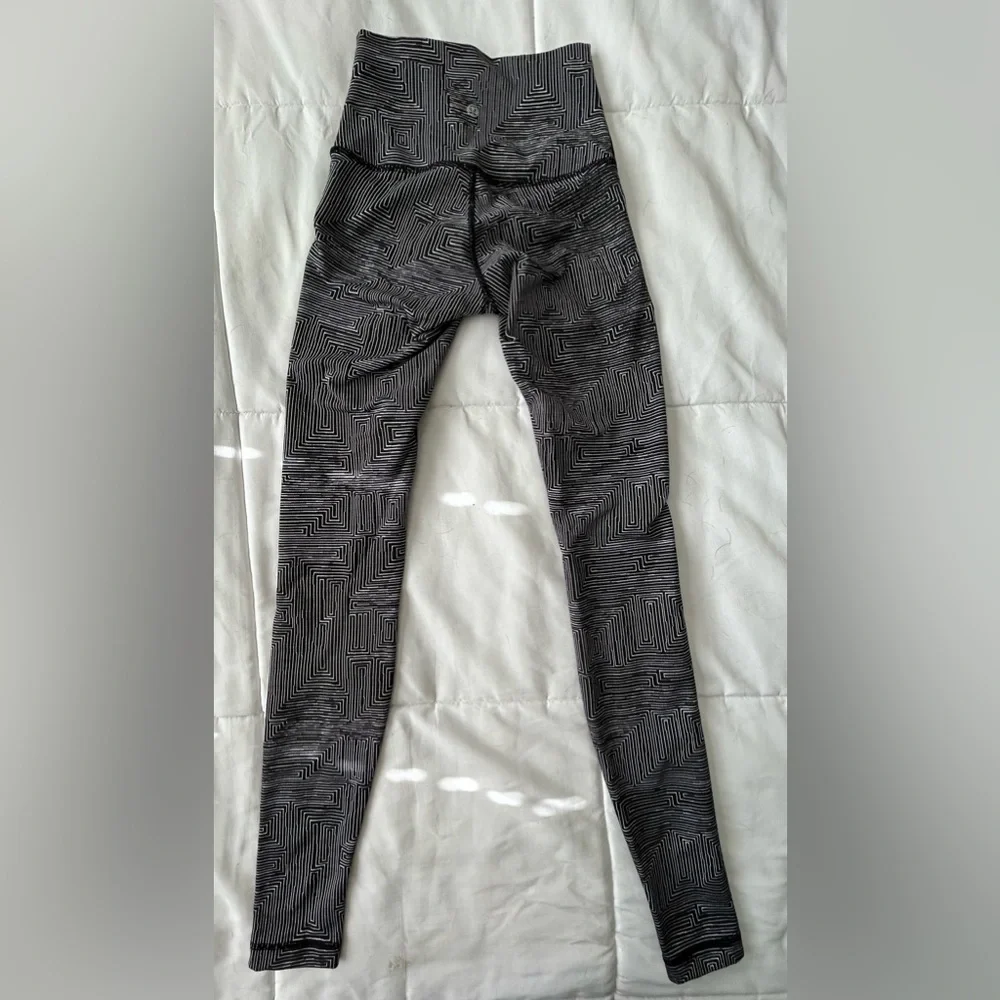 Women’s Lululemon leggings Sz. 2 - Picture 2 of 4